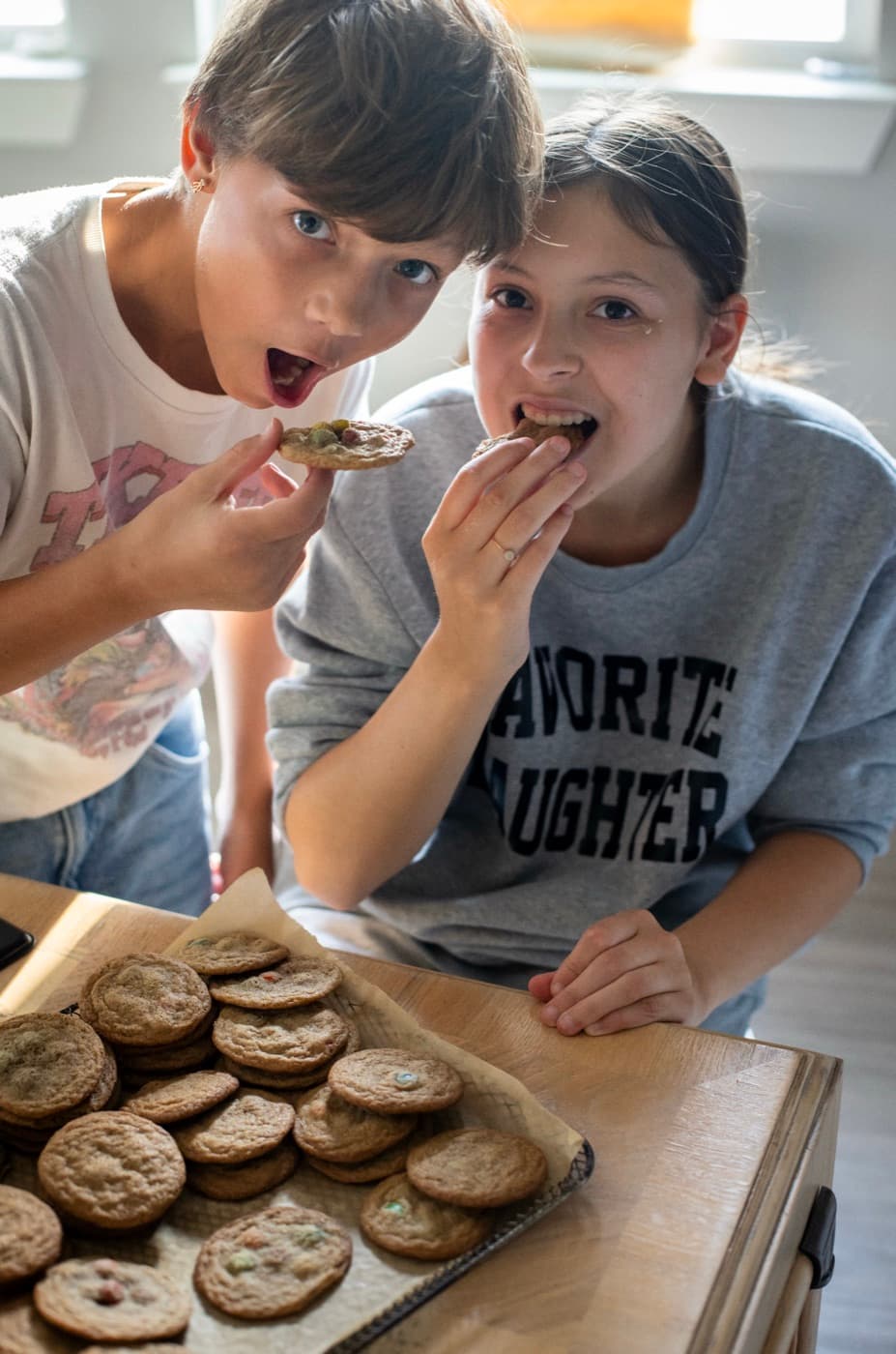 Aila and Luca eating cookies